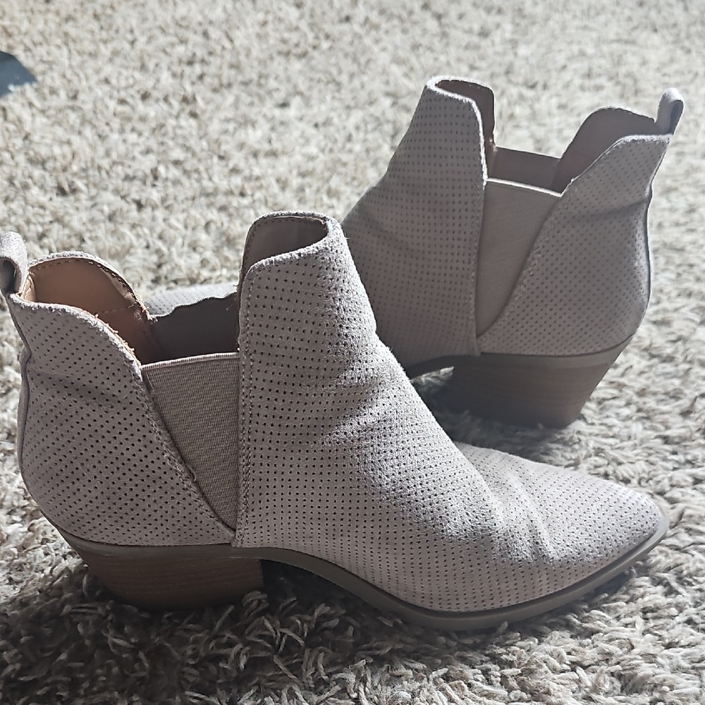 Universal Thread Tan Ankle Booties with Elastic Panels
